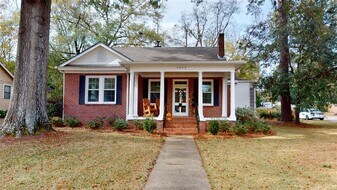 3302 Cloverdale Rd in Montgomery, AL - Building Photo