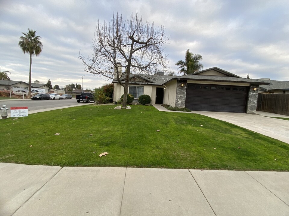 6800 Grinder Way in Bakersfield, CA - Building Photo