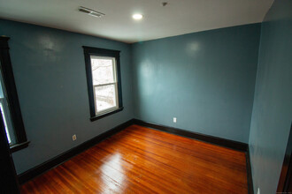 73 Lounsbury St in Waterbury, CT - Building Photo - Building Photo