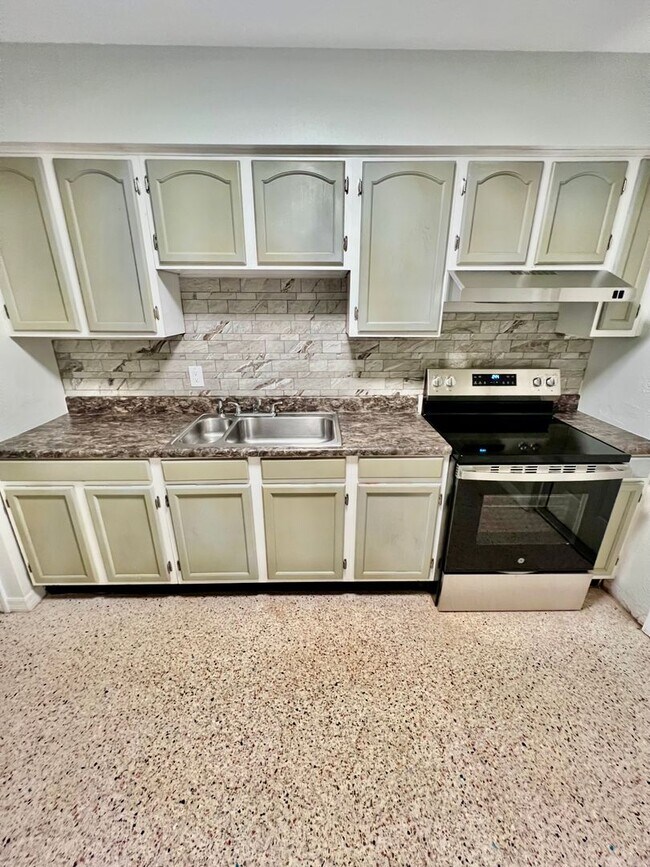 6351-6357 Gateway Ave in Sarasota, FL - Building Photo - Building Photo