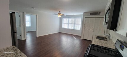 7441 N Rogers Ave in Chicago, IL - Building Photo - Building Photo