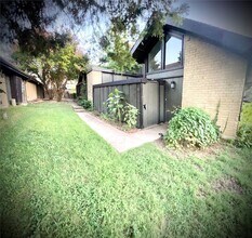4637 Country Creek Dr, Unit 1076S in Dallas, TX - Building Photo - Building Photo