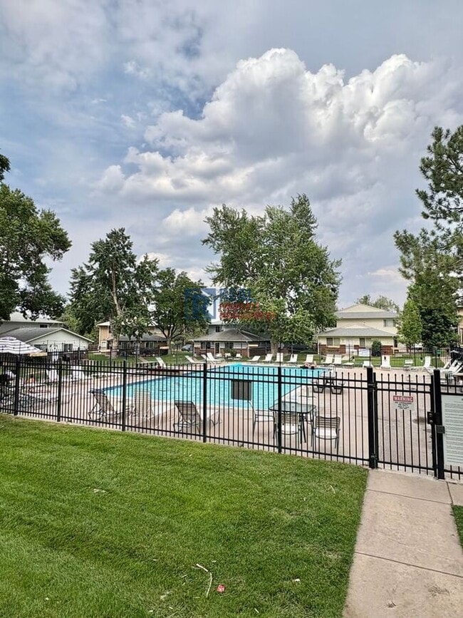 7309 W Hampden Ave in Lakewood, CO - Foto de edificio - Building Photo