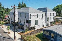 Tacoma Commons in Portland, OR - Foto de edificio - Building Photo