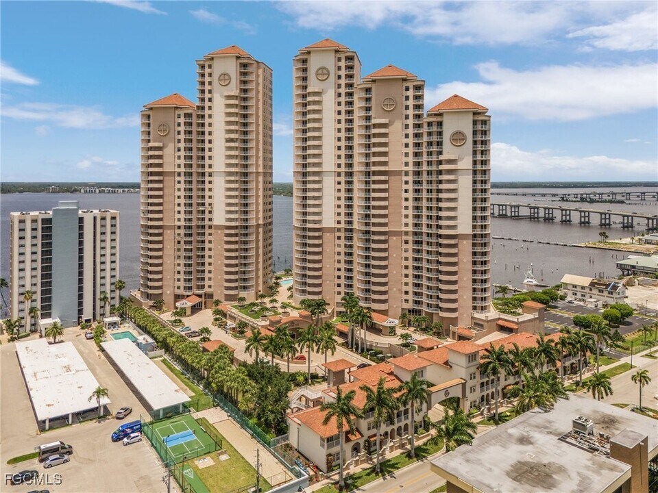 2104 W First St in Ft. Myers, FL - Building Photo