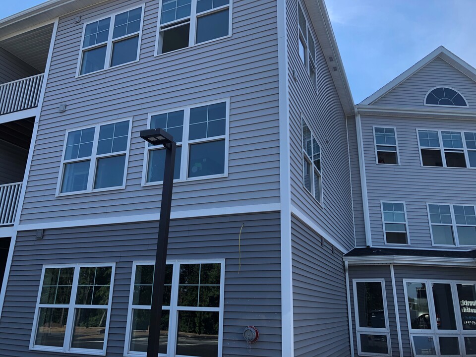 West Woods Place Apartments in Hamden, CT - Foto de edificio