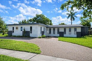 2450 NW 85th Ave in Sunrise, FL - Building Photo