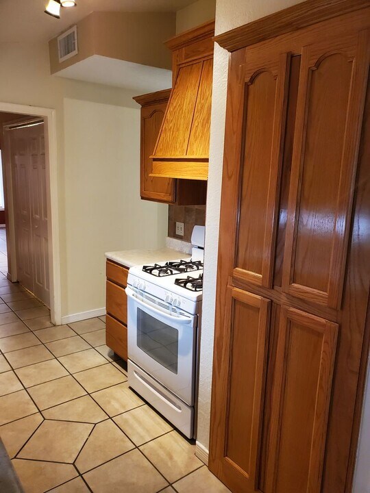 1713 Dave Elliott Dr in El Paso, TX - Building Photo