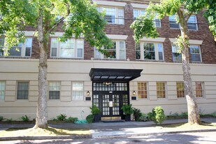 1928 SW Laurel St in Portland, OR - Building Photo