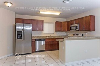 18001 SW 139th Path in Miami, FL - Foto de edificio - Building Photo