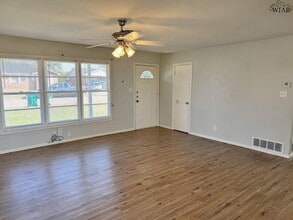 813 Van Horn St in Iowa Park, TX - Building Photo - Building Photo