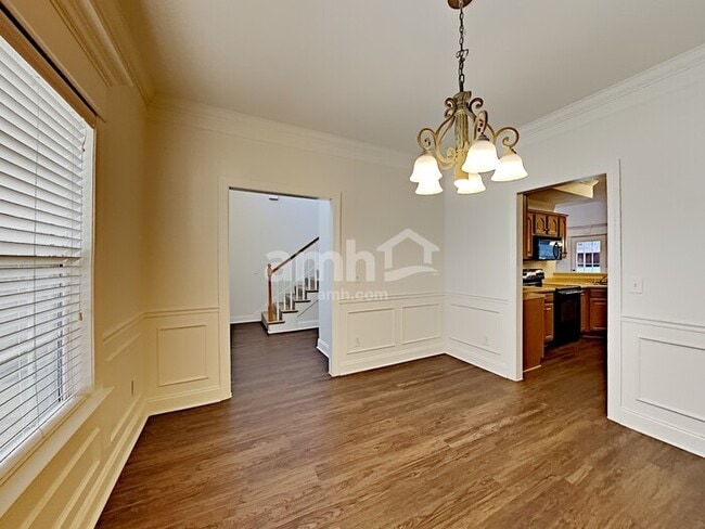 property at 5125 Macarthur Ave