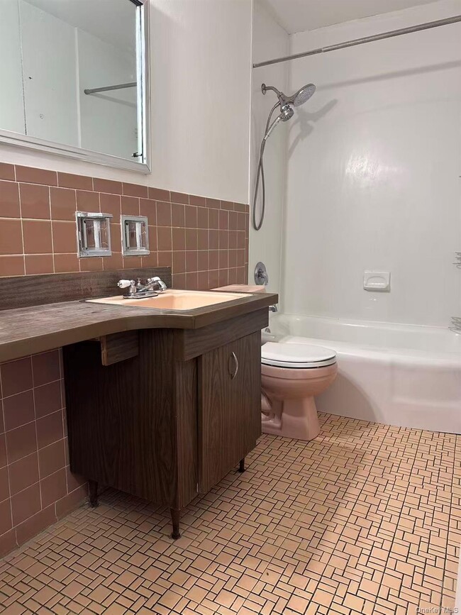 81-05 149th Ave in Queens, NY - Foto de edificio - Building Photo