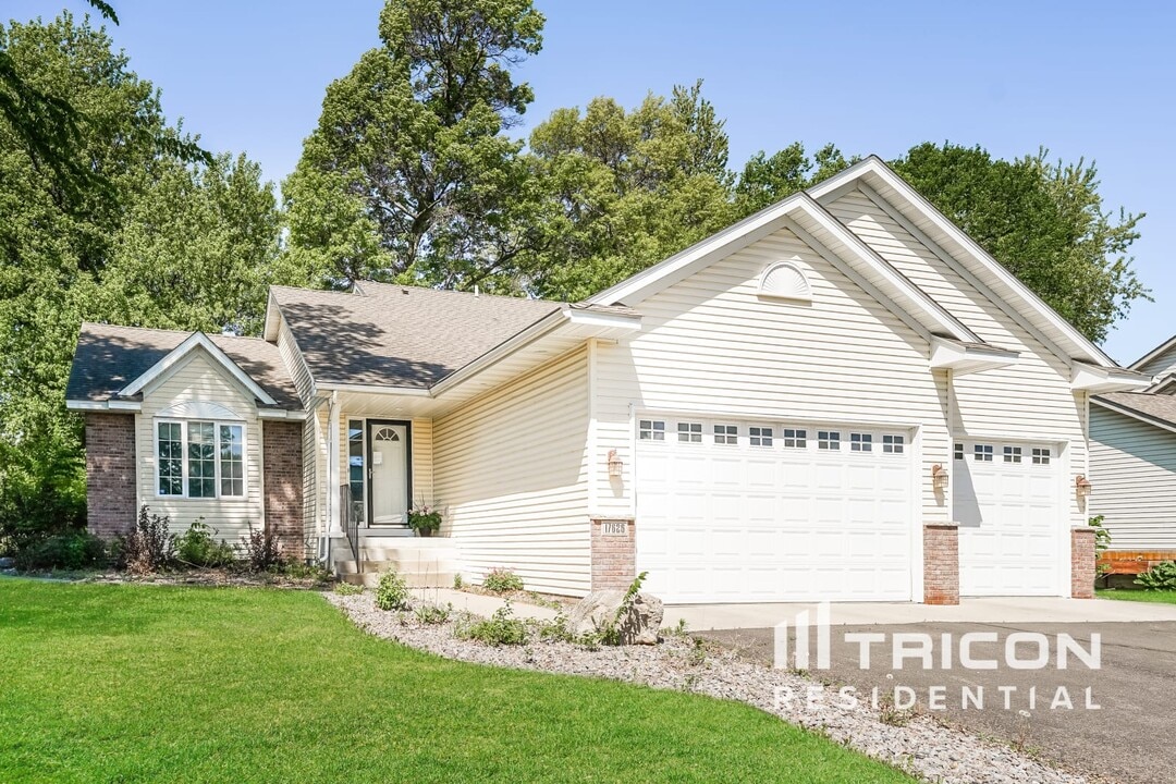 17626 Grant St NW in Elk River, MN - Building Photo