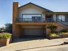 211 6th St in Pacific Grove, CA - Building Photo