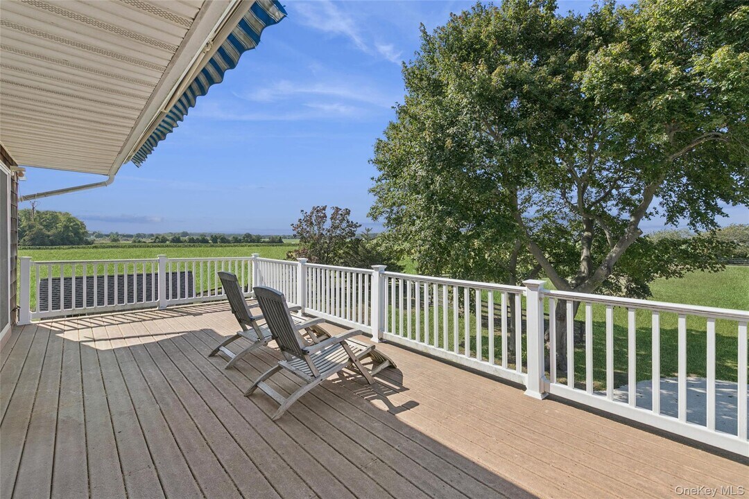 335 Herricks Ln in Jamesport, NY - Building Photo