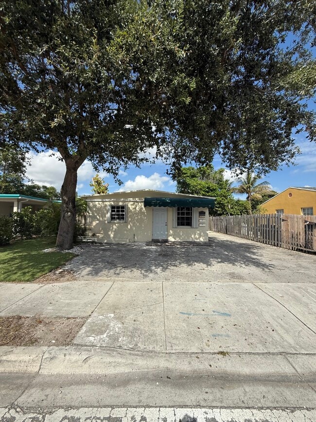1421 N Andrews Ave