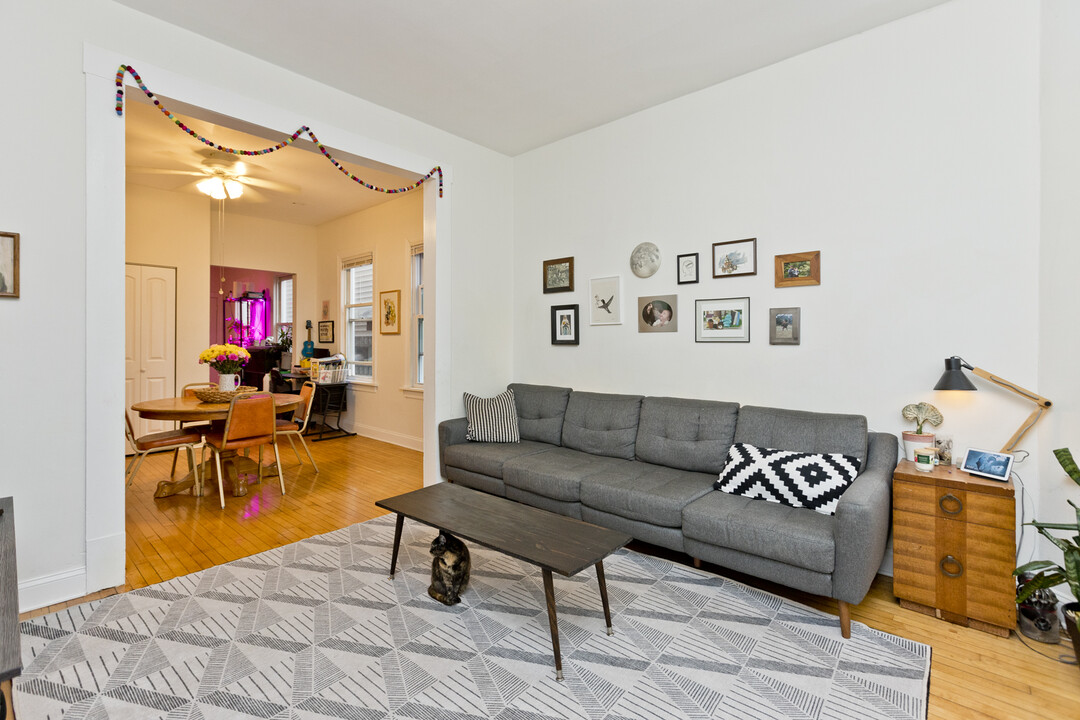 3841 N Bernard St, Unit 2F in Chicago, IL - Building Photo