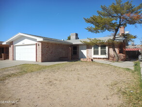 2371 Robert Wynn St in El Paso, TX - Foto de edificio - Building Photo