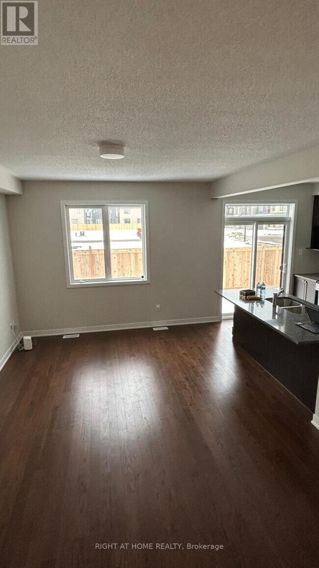 527 Galanthus Walk in Ottawa, ON - Building Photo - Building Photo