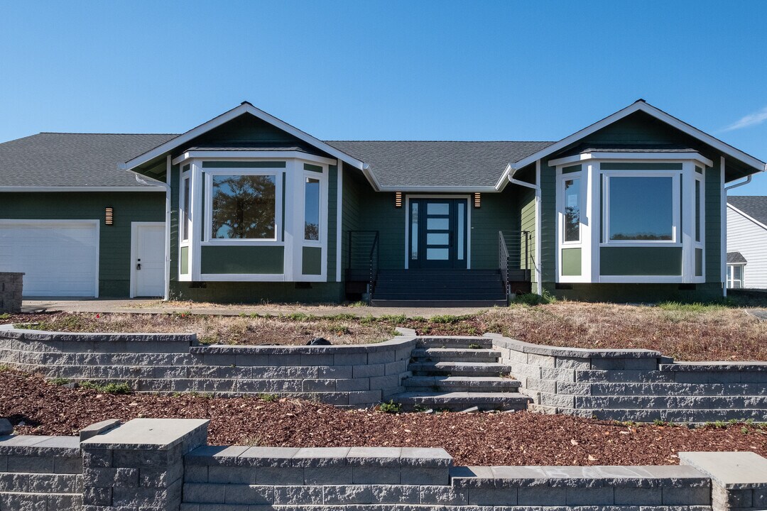 383 Ridgecrest Dr in Roseburg, OR - Building Photo