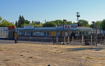 5050 Roseville Rd in North Highlands, CA - Foto de edificio - Building Photo