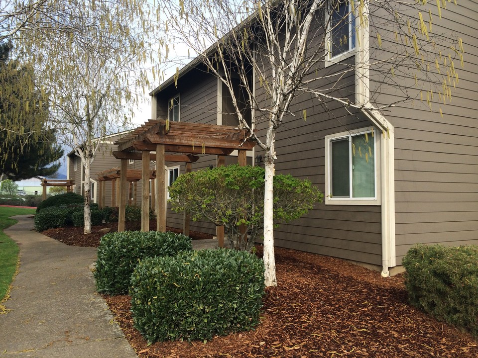 Columbia View Apartments in Hood River, OR - Building Photo