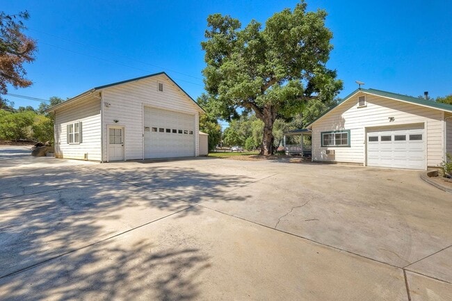 22242 Little Klondike Rd in Ramona, CA - Foto de edificio - Building Photo