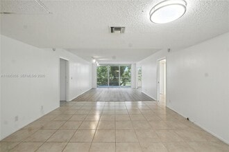 3850 Oaks Clubhouse Dr in Pompano Beach, FL - Building Photo - Building Photo