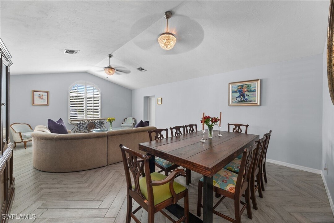 2467 Pinewoods Cir in Naples, FL - Building Photo