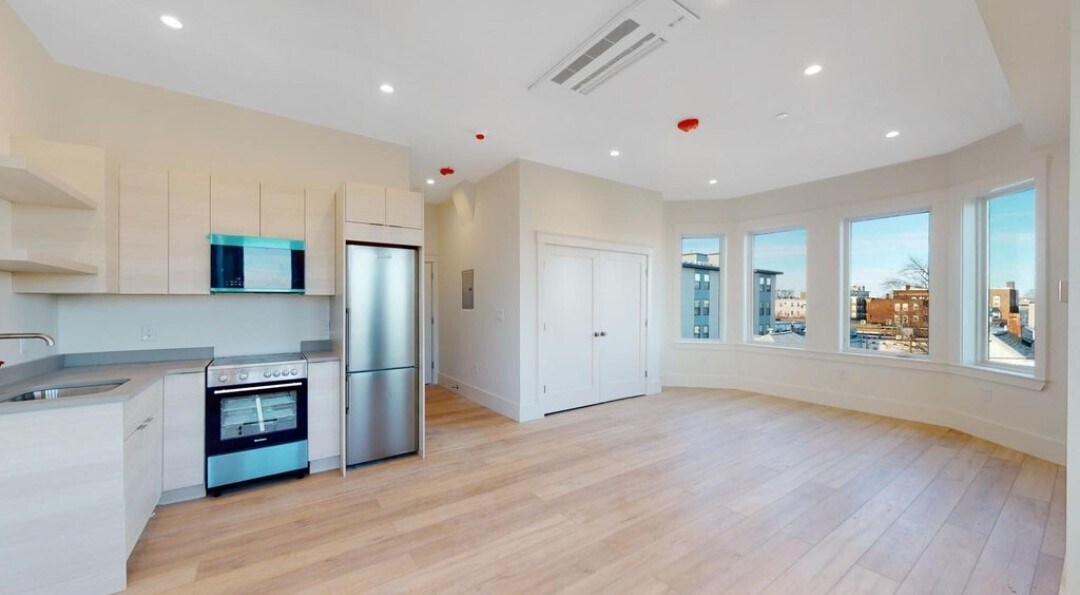 1510 N Shore Rd in Revere, MA - Building Photo