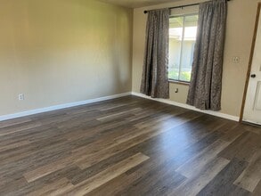 300 Shafer Ln in Jacksonville, OR - Building Photo - Building Photo