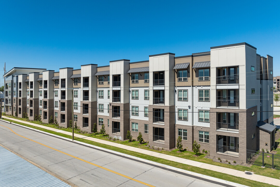 Westmoreland Station in Dallas, TX - Building Photo