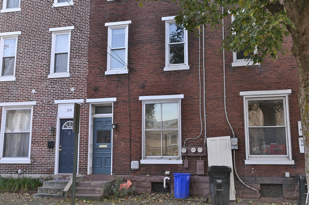 317 Peffer St in Harrisburg, PA - Building Photo