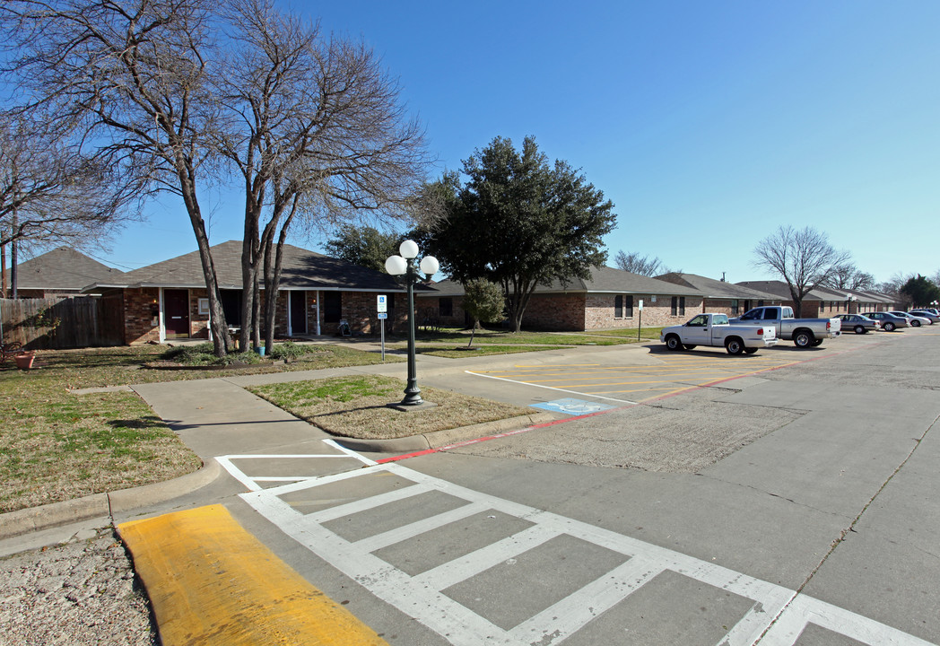 May Road Apartments in Seagoville, TX - Foto de edificio