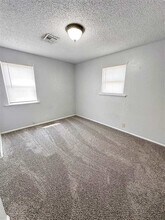 106 Oak St in Elgin, OK - Foto de edificio - Building Photo