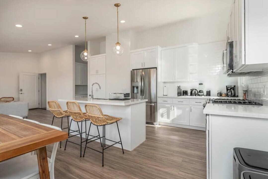 1560 Lorraine Dr in Encinitas, CA - Building Photo