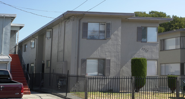 6920 Fresno St in Oakland, CA - Building Photo - Building Photo