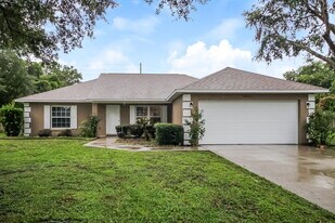 35123 Queens Way in Fruitland Park, FL - Building Photo