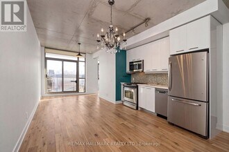 2 Gladstone Ave in Toronto, ON - Building Photo - Building Photo