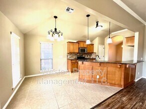 11600 SW 10th St in Yukon, OK - Building Photo - Building Photo