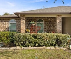 709 Pebble Creek Dr in Hewitt, TX - Building Photo