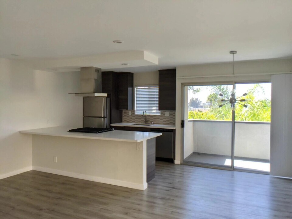 520 N Virgil Ave in Los Angeles, CA - Building Photo
