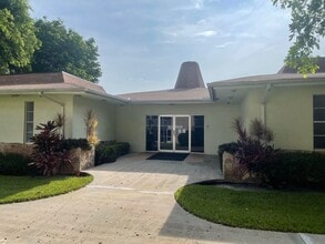 400 Village Green Cir W in Palm Springs, FL - Foto de edificio - Building Photo