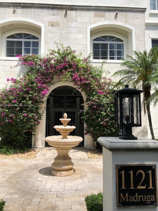 1121 Madruga Ave in Coral Gables, FL - Foto de edificio