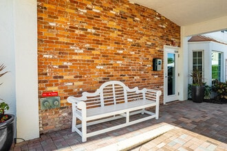 The Cloisters of Naples in Naples, FL - Foto de edificio - Building Photo