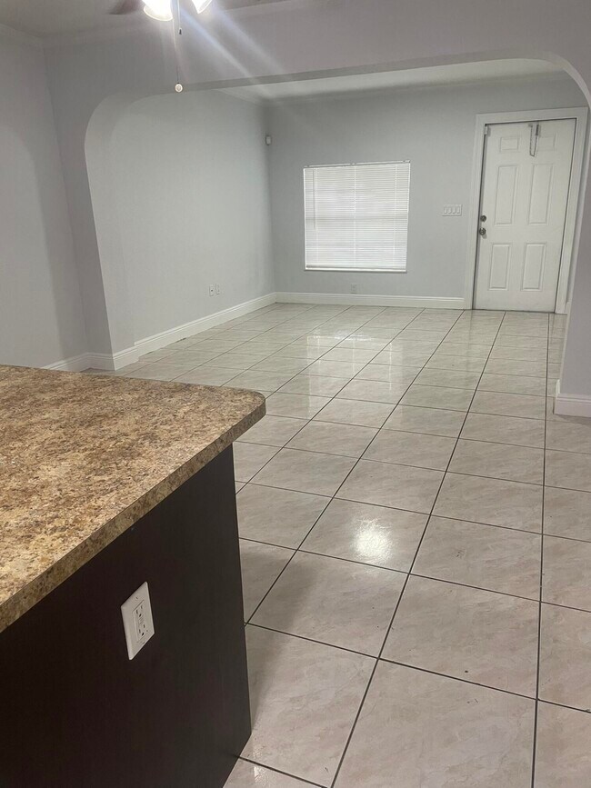 521 Brown Rd in Lantana, FL - Building Photo - Building Photo