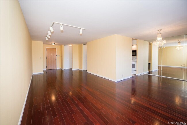 141 Great Neck Rd in Great Neck, NY - Building Photo - Building Photo