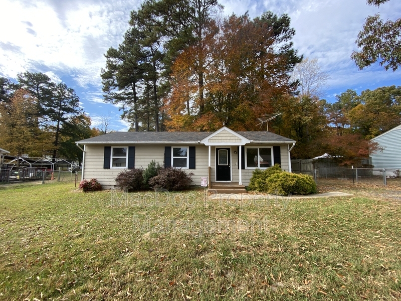 2512 Edgewood Dr in Ruther Glen, VA - Building Photo