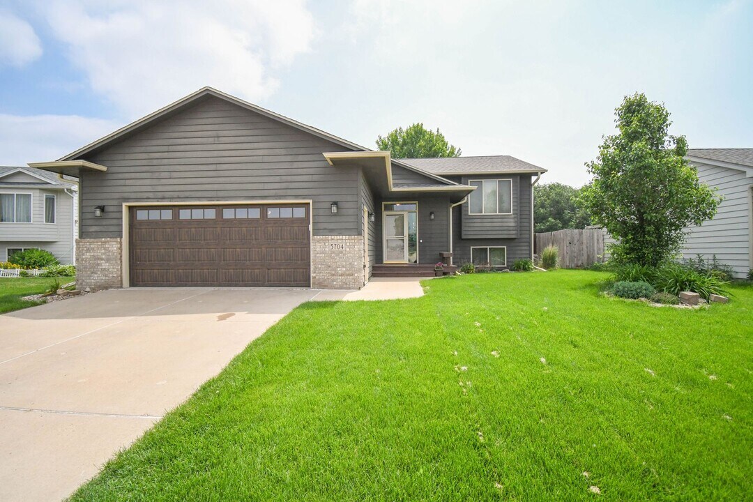 5704 S San Diego Ave in Sioux Falls, SD - Building Photo